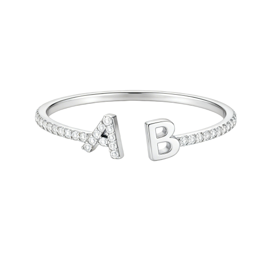 Ronde ring van 10 karaats witgoud met gepersonaliseerde initialen.