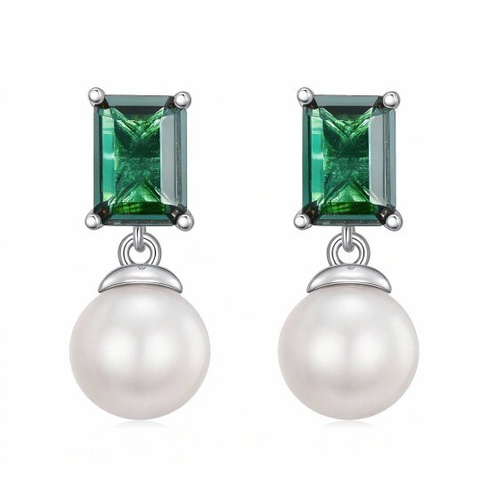 Boucles d'oreilles puces en or blanc 10 carats, serties de zirconiums cubiques ronds et taille princesse, et de perles, de forme sphérique et carrée.