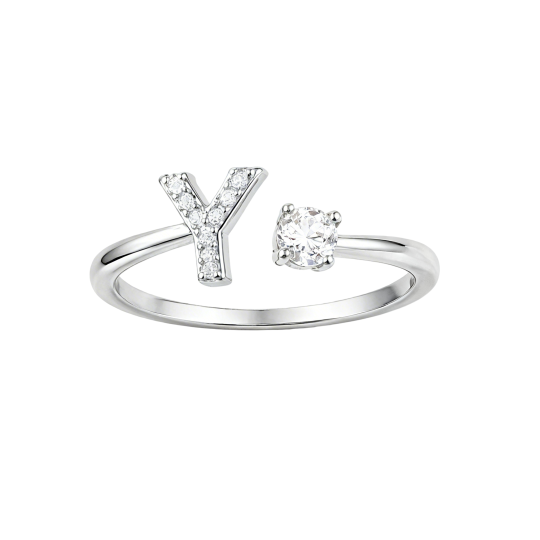 Ring van 10 karaats witgoud met ronde en prinsesslijping, gepersonaliseerd met initialen.