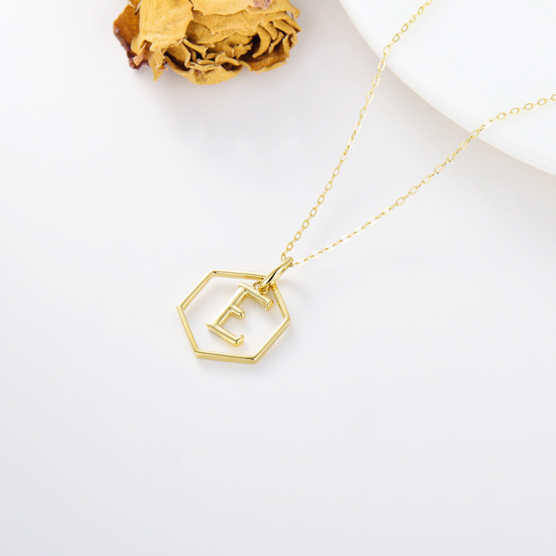 Collar con colgante redondo de oro de 18 quilates con la inicial E-4