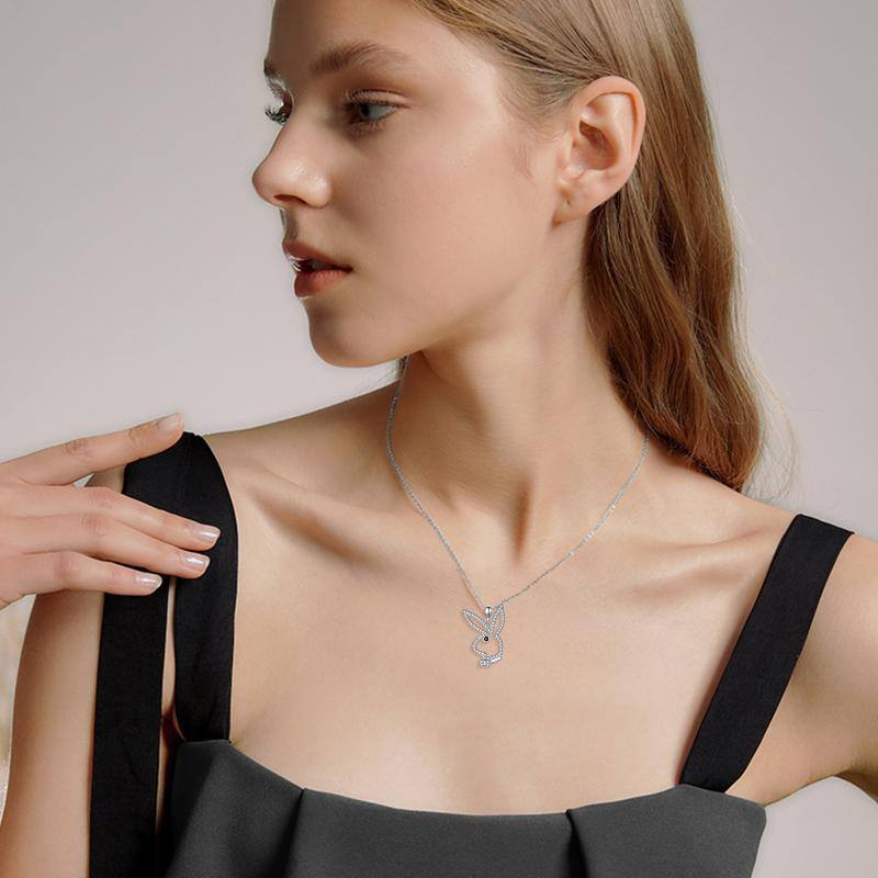 Collar con colgante de lazo de conejo y circonita cúbica en plata de ley-3