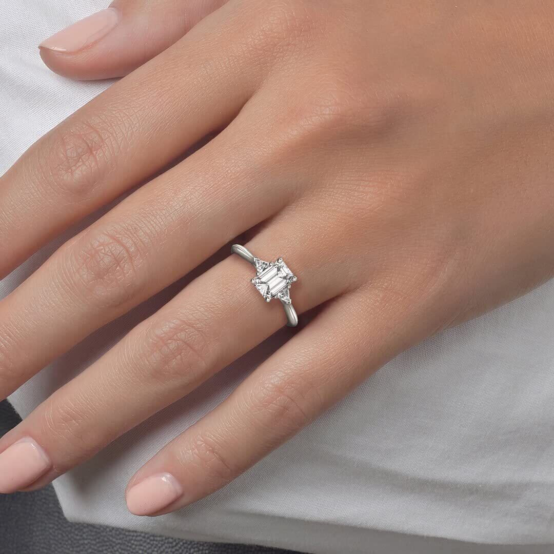 Bague de fiançailles à trois pierres avec gravure personnalisée en argent sterling 1CT émeraude moissanite-2