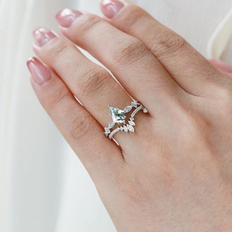 Anel de noivado em prata de lei com coroa de ágata musgosa lapidada em forma de pipa de 1 quilate e moissanita.-2