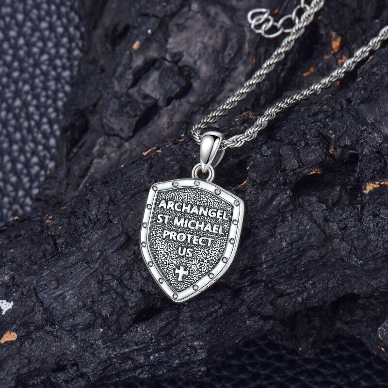 Colar de prata esterlina com escudo de São Miguel e palavras gravadas-4