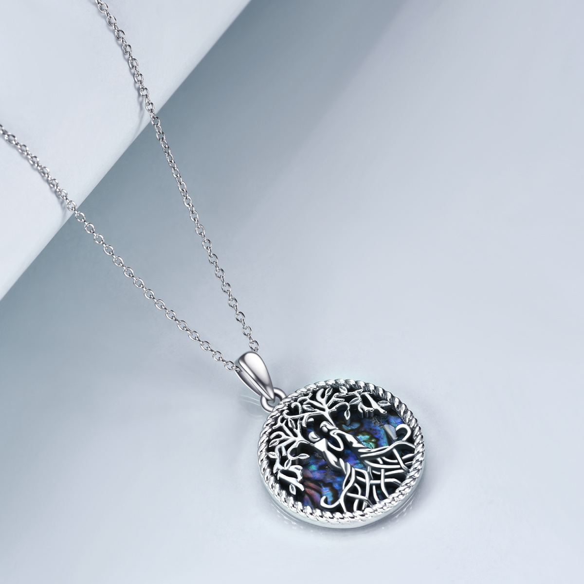 <p> Immergetevi in un'eleganza senza tempo con la nostra Collana Urna per Ceneri in Argento Sterling, dal design intricato per le donne, con un incantevole centro Opale, ornato da una delicata Farfalla e da un Nodo Celtico, e rifinito con una lucente placcatura in Oro Bianco.</p><p> Questo eccezionale gioiello è realizzato in Argento Sterling di alta qualità, che garantisce durata e lucentezza duratura. Il ciondolo ha una duplice funzione: funge da urna commemorativa per tenere le ceneri di una persona cara vicino al proprio cuore. L'accattivante Opale aggiunge un tocco ipnotico, mentre la Farfalla simboleggia la trasformazione e il Nodo Celtico rappresenta l'amore eterno e l'unità, rendendolo un accessorio dal significato profondo. Sapientemente placcata in oro bianco, questa collana offre una finitura lussuosa perfetta per ogni occasione.</p>-5