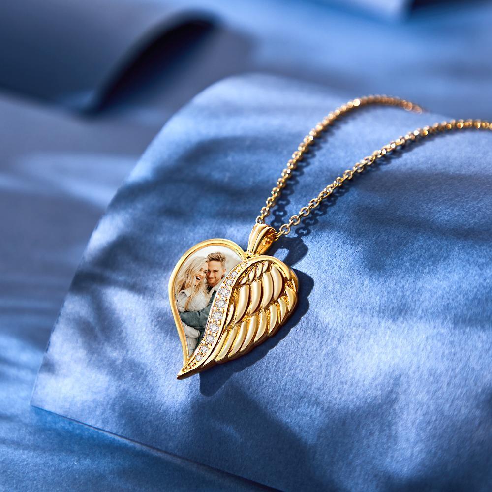 Collana con medaglione personalizzato con foto a forma di cuore con ala d'angelo in argento sterling placcato in oro-4