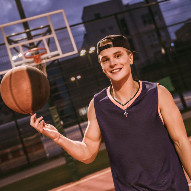 Collana con ciondolo a forma di croce e pallone da basket in argento sterling con parola incisa per uomo-2