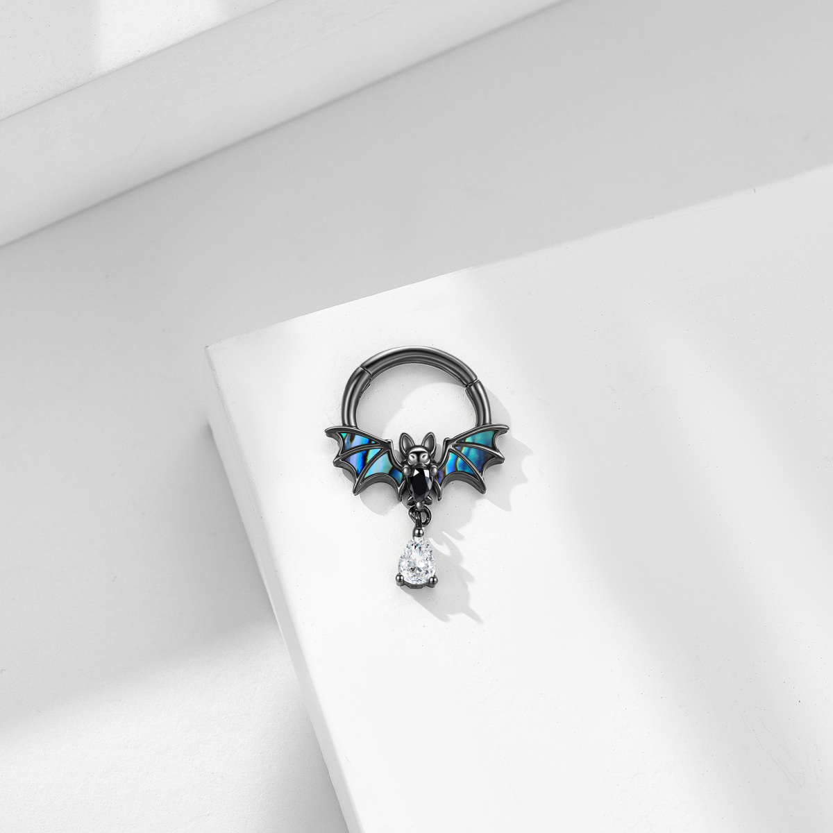 Anillo nasal de murciélago con abulón y concha de mar en plata de ley bañado en negro-3