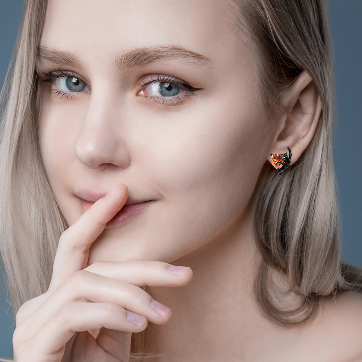 Pendientes de plata de ley con esqueleto de circonita cúbica en forma de corazón bañado en color negro-3