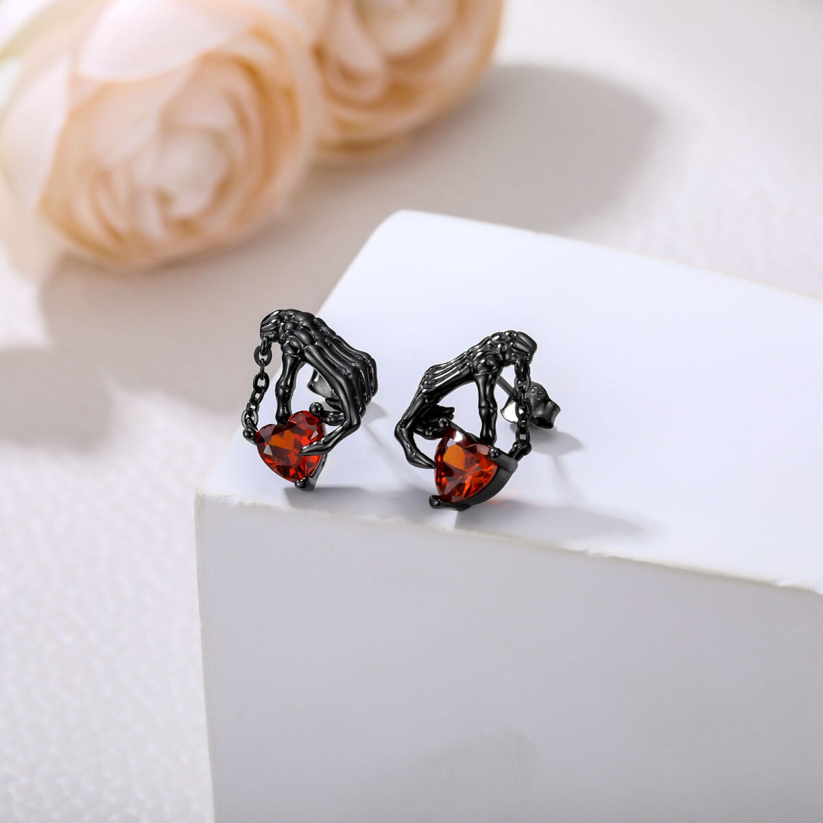 Boucles d'oreilles à tige en argent sterling avec zircone cubique plaquée noire en forme de tête de mort-4