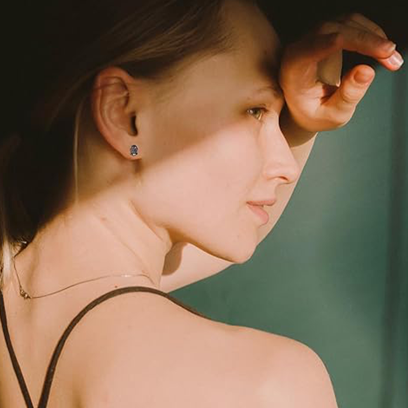 Pendientes de plata de ley con forma de calavera bañados en color negro y circonitas cúbicas-2