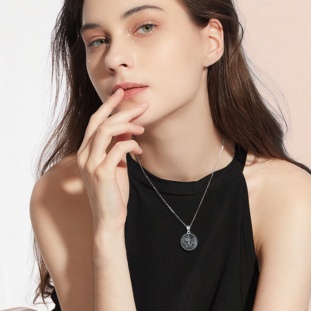 Collier en argent sterling et rhodium noir avec pendentif en forme de pièce de Méduse-2