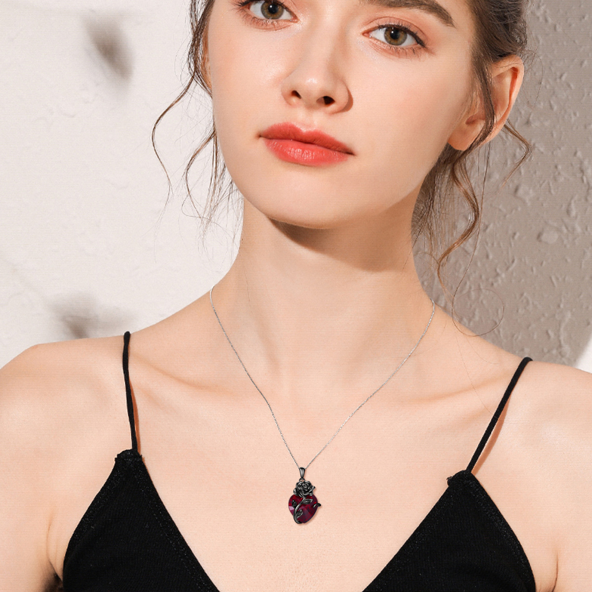 Collar de urna de plata de ley con corazón de rodio negro y rosa de cristal para cenizas-2