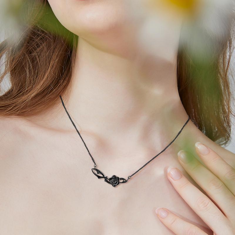 Collana con ciondolo a forma di rosa in argento sterling e rodio nero-2