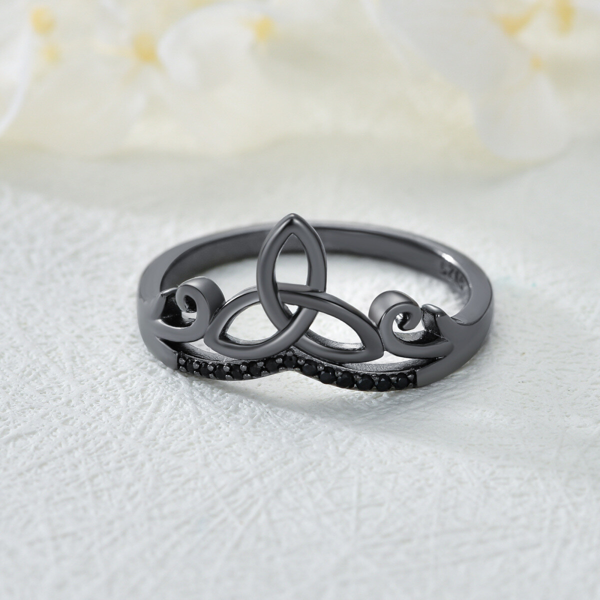 Anillo de nudo celta de circonita cúbica circular bañado en color negro y plata de ley-3