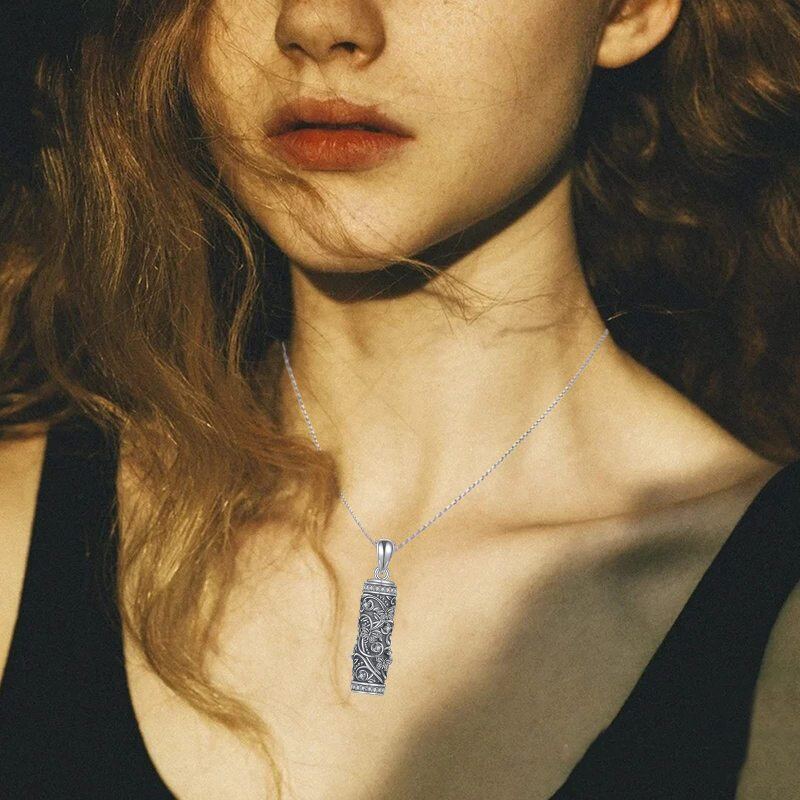 Colar de Urna para Cinzas em Prata de Lei com Zircónias Cúbicas e Borboleta em Barra-2