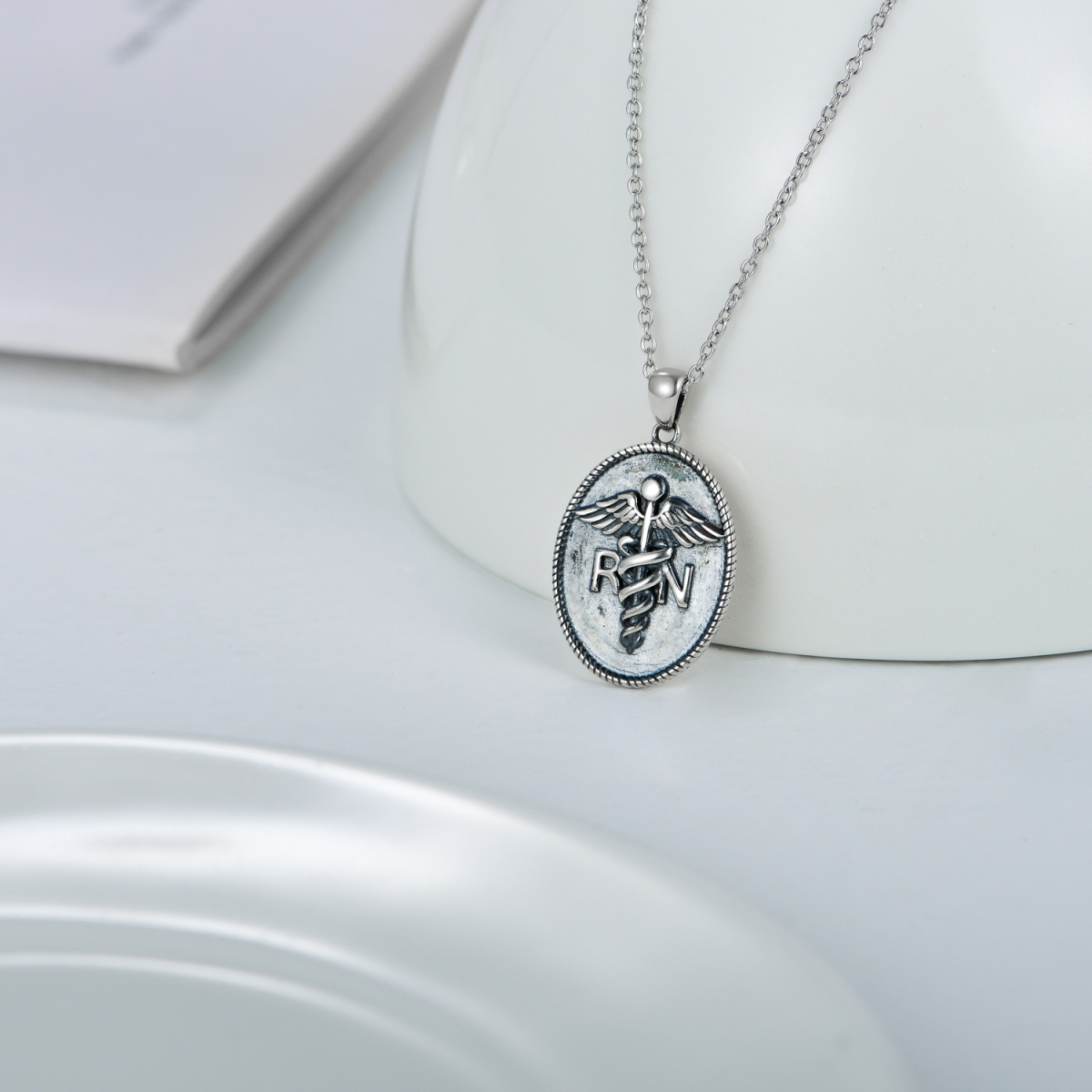 Collana con ciondolo ovale e caduceo in argento 925 con parola incisa-3