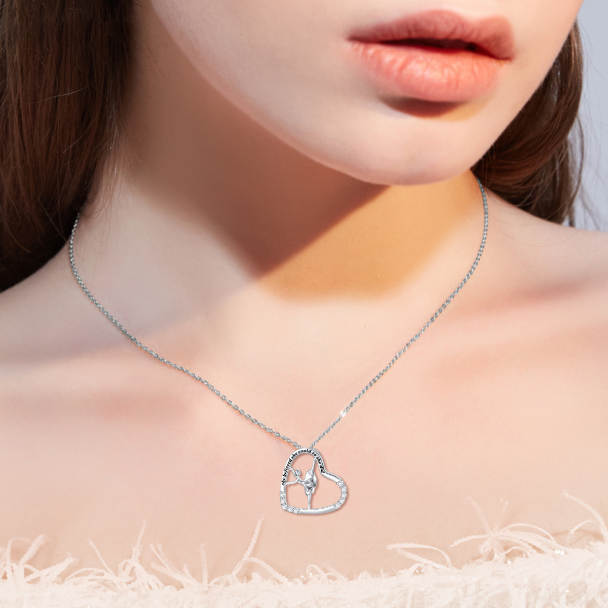 Collar con colgante de corazón de bailarina de ballet con circonita cúbica en forma circular de plata de ley con palabra grabada-2