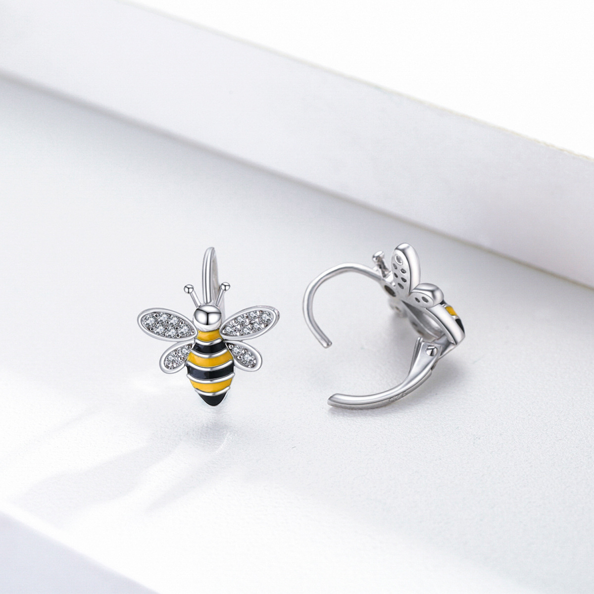 Pendientes de plata de ley con forma circular de circonita cúbica y abeja-5