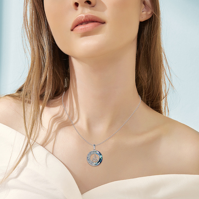 <p>Ontdek de adembenemende elegantie van onze Sterling Silver Crystal Pendant Necklace, ontworpen voor vrouwen en voorzien van een prachtig blauw kristal in een cirkelvorm, versierd met een boeiend eland- en levensboommotief in zilver en roségoud.</p><p>Vakkundig vervaardigd uit eersteklas sterling zilver, heeft deze ketting een betoverende blauw kristallen hanger die in het hart van een cirkelvormig frame zit. Het ingewikkelde eland- en levensboomontwerp voegt een vleugje op de natuur geïnspireerde charme toe, terwijl de mix van zilveren en roségouden accenten een tijdloos en veelzijdig sieraad creëert dat bij elke outfit past. Deze ketting is ideaal voor liefhebbers van gedetailleerde kunstzinnigheid en luxe materialen en is een perfect cadeau of een geraffineerde toevoeging aan je sieradencollectie.</p>-2