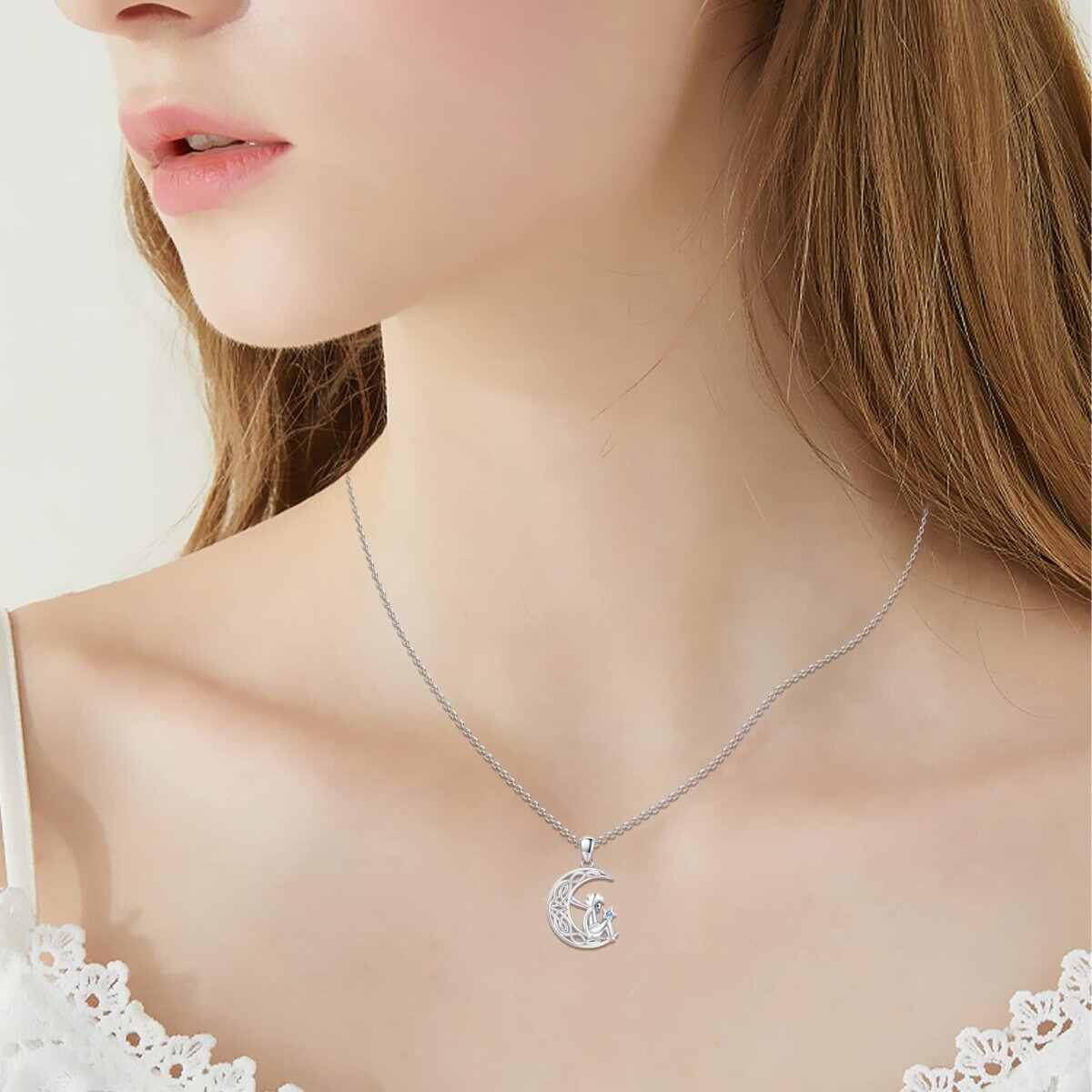 Collar con colgante de luna con nudo celta y circonita cúbica en forma circular de plata de ley-2