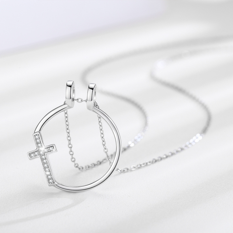 Colar com pingente de cruz de zircônia cúbica em formato circular de prata esterlina-5