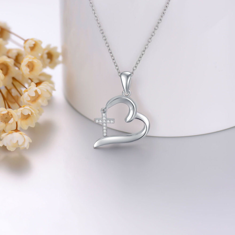 Collana con ciondolo a forma di croce e cuore in argento sterling a forma di cerchio con diamanti-3