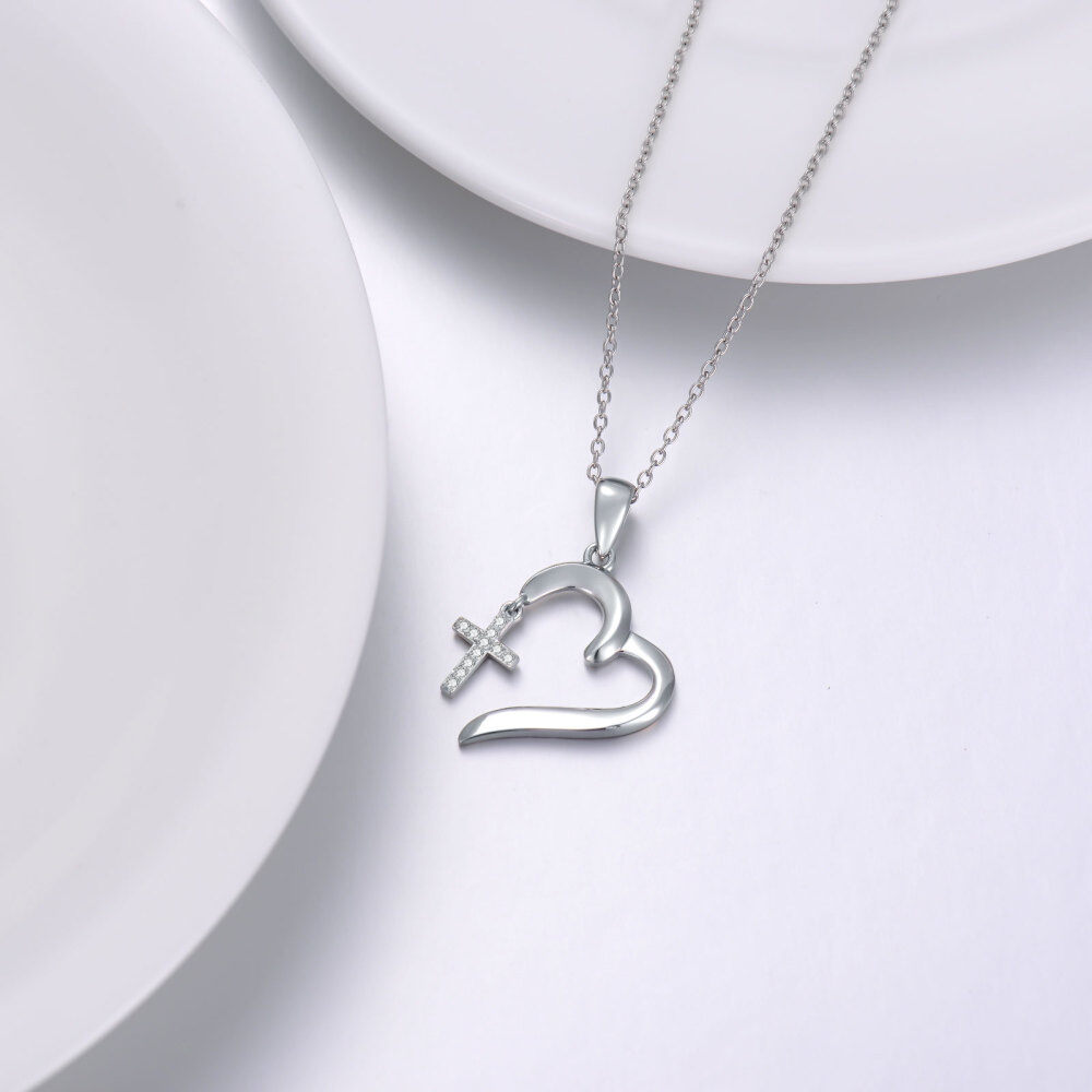 Collana con ciondolo a forma di croce e cuore in argento sterling a forma di cerchio con diamanti-4