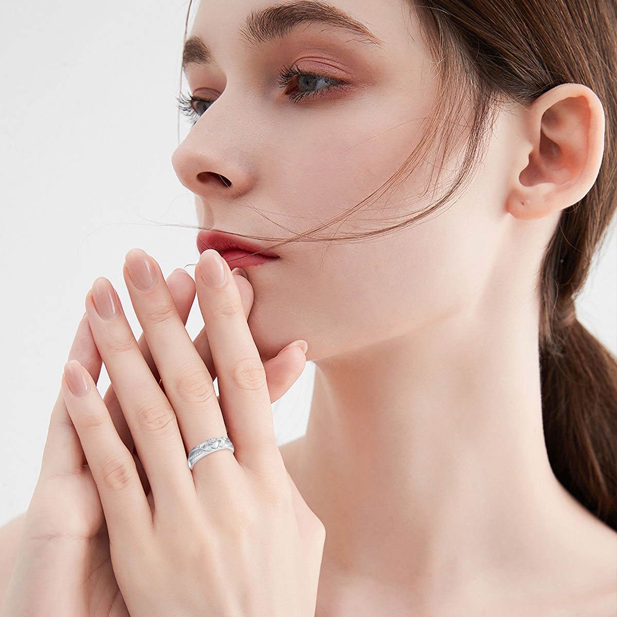 Anillo de compromiso de plata de ley con forma circular de diamantes y manos en forma de corazón-2