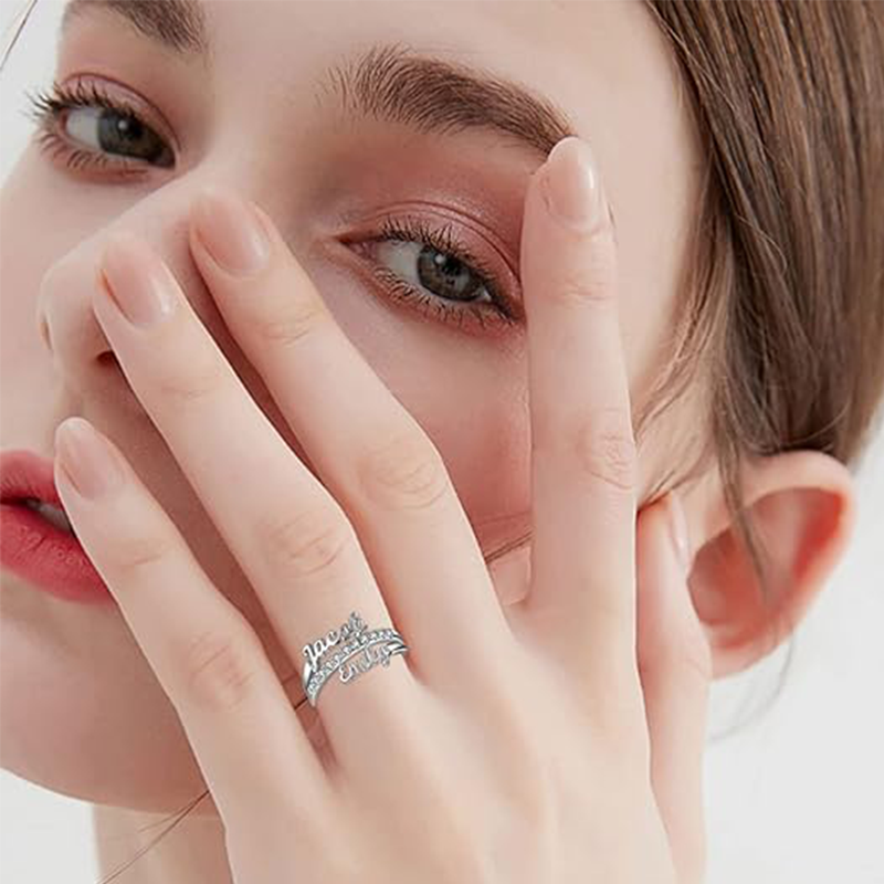 Anillo con nombre clásico personalizado con diamantes creados en laboratorio y forma circular de plata de ley-2