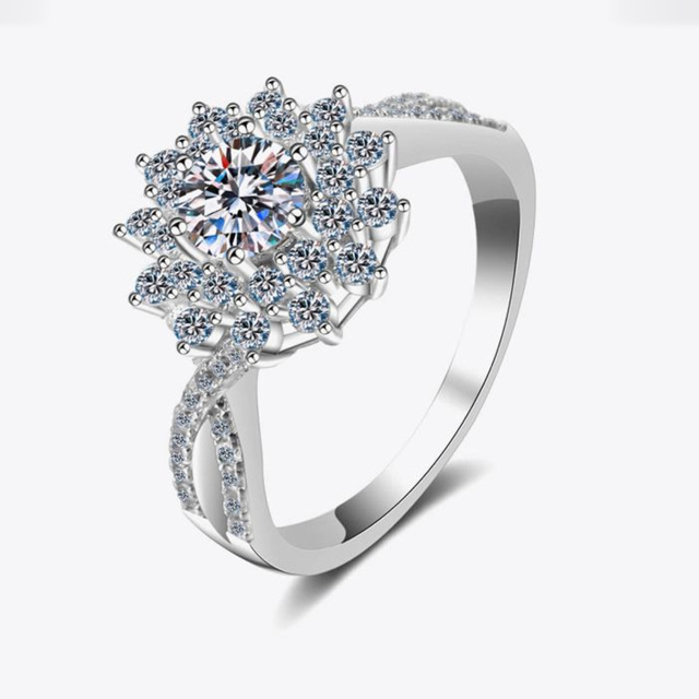 Anello di fidanzamento circolare da donna con fiori di campo in moissanite marchesa in argento sterling