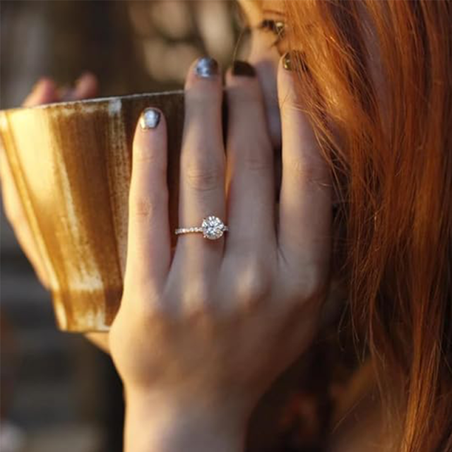 Anillo de compromiso de moissanita con forma circular de plata de ley-2