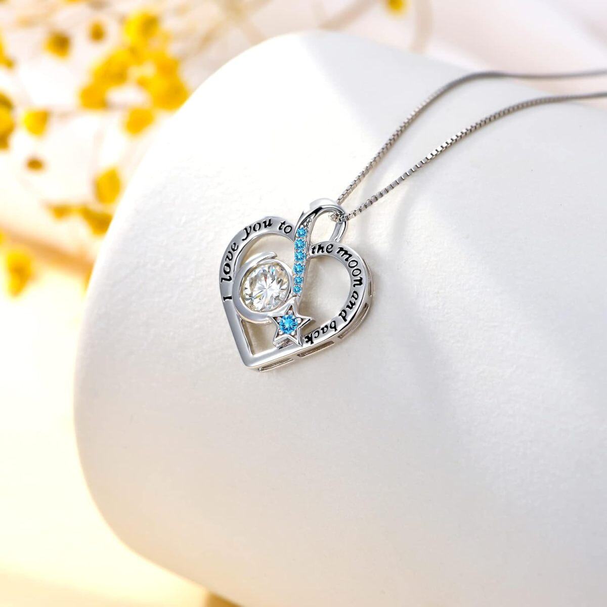 Collar con colgante de corazón de moissanita y circonita cúbica en forma circular de plata de ley con palabra grabada-3