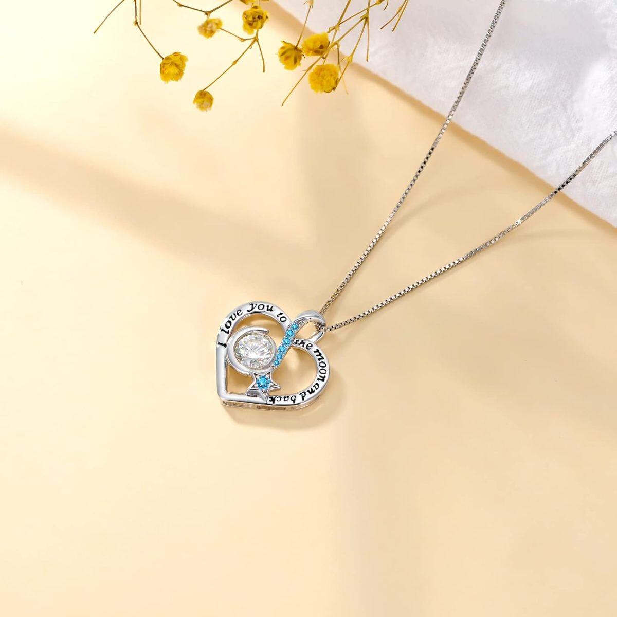 Collar con colgante de corazón de moissanita y circonita cúbica en forma circular de plata de ley con palabra grabada-4