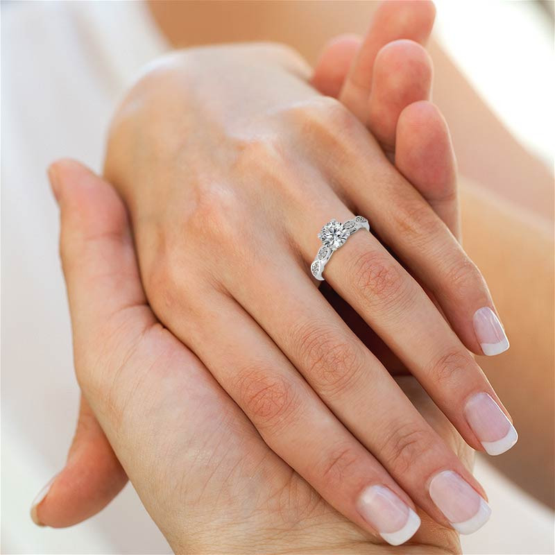 Anillo de compromiso de plata de ley con moissanita en forma circular y grabado personaliz-2