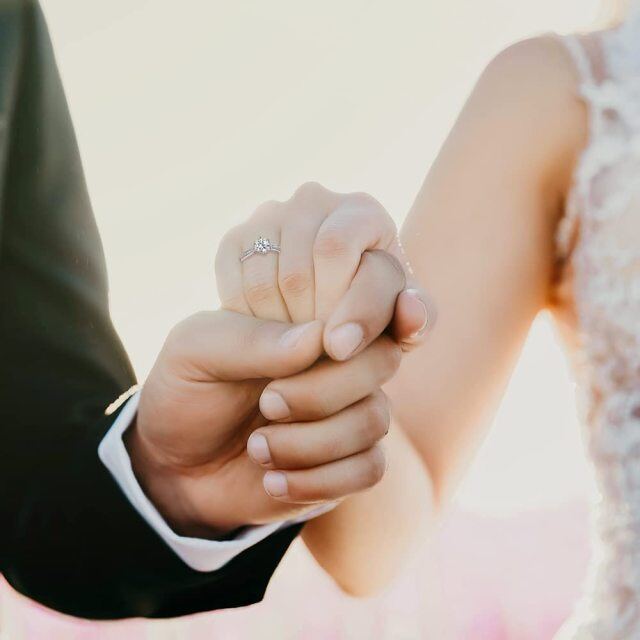 Bague de mariage en argent sterling avec gravure personnalisée en moissanite de forme circulaire-2