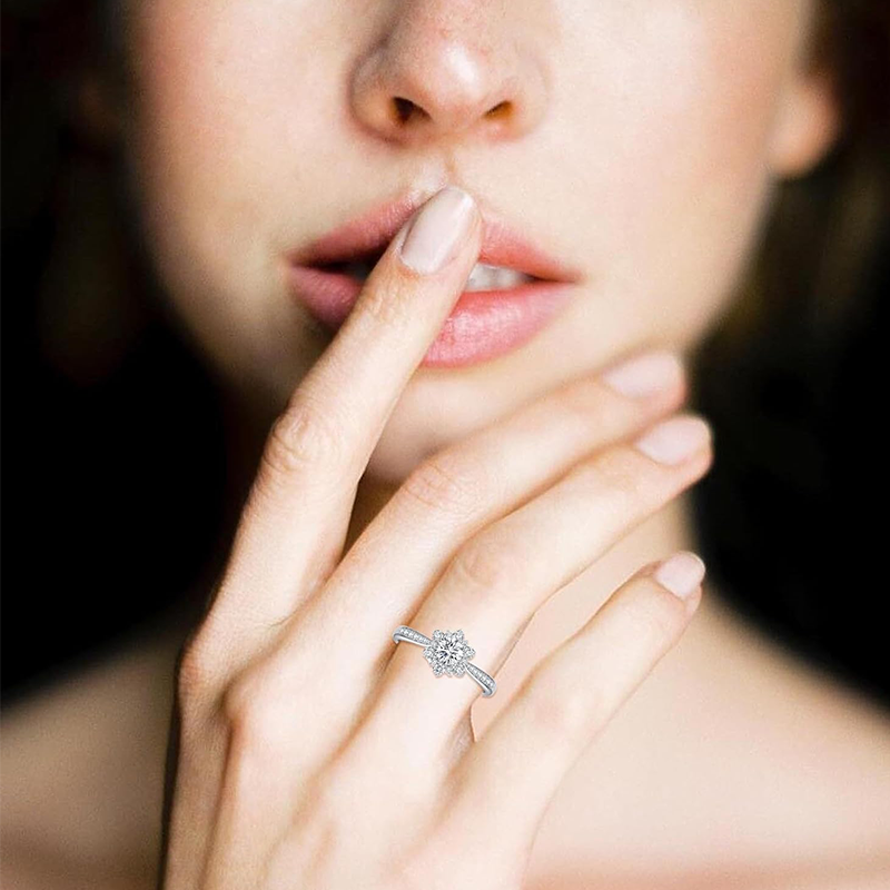 Anillo de compromiso con flores silvestres de moissanita en forma circular de plata de ley-2