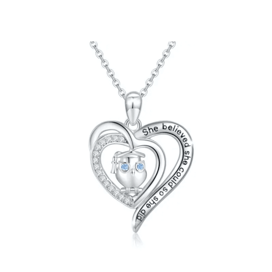 Collana con ciondolo a forma di gufo in argento sterling con zirconia cubica e parola incisa