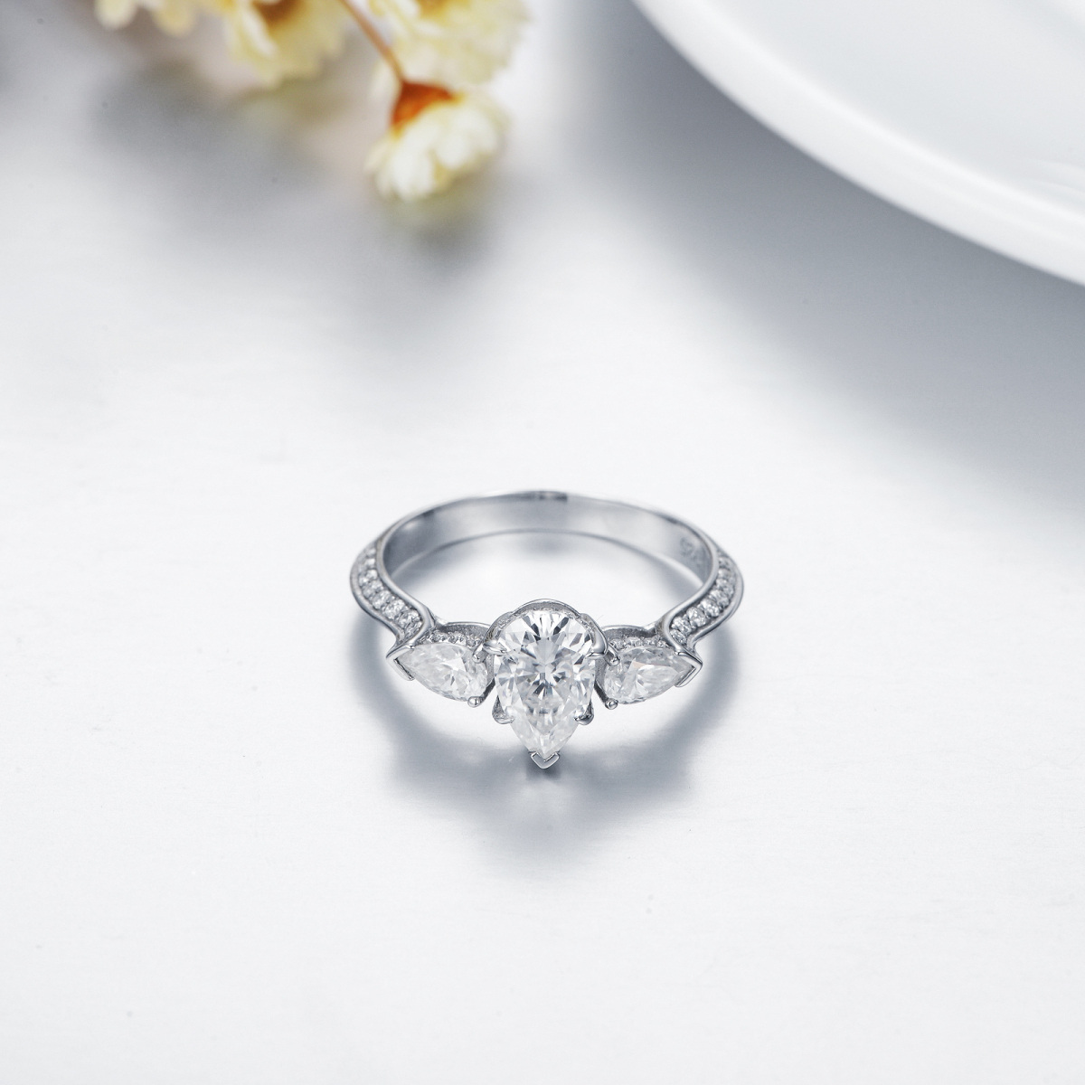 Bague de fiançailles en moissanite ovale en forme de poire sertie de trois pierres en argent sterling pour elle-4