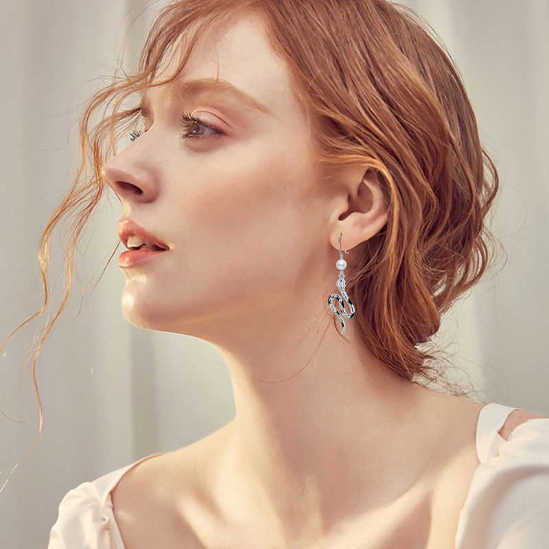 Brincos de cobra de pérola em formato circular de prata esterlina-2