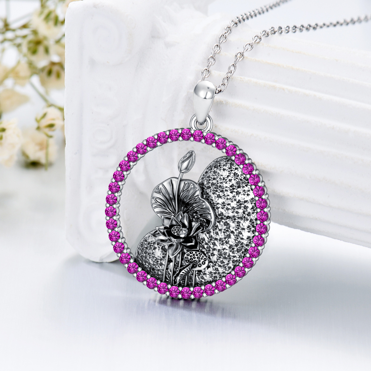 Collar con colgante de flor de loto con piedra natal personalizada y circonita cúbica en forma circular de plata de ley-4