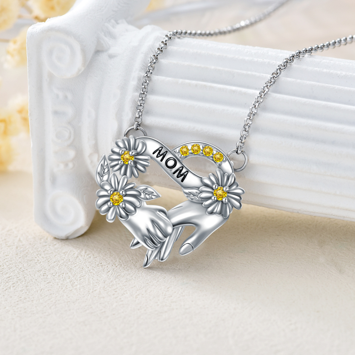 Collar colgante de plata de ley con forma circular de circonita. margarita y girasol en forma de corazón con una palabra grabada-3