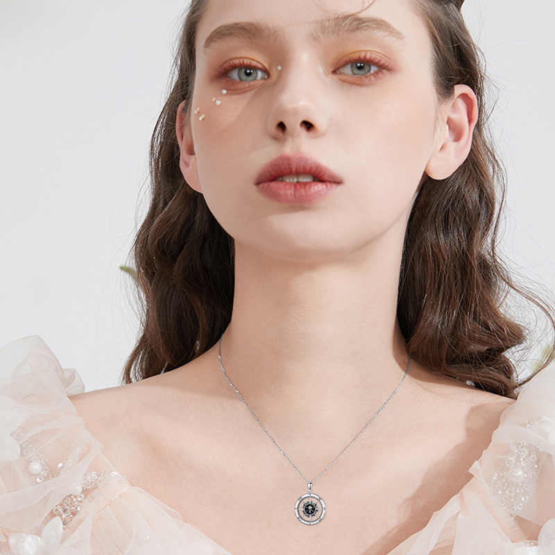 Colar com pingente de bússola e caveira em prata esterlina-2