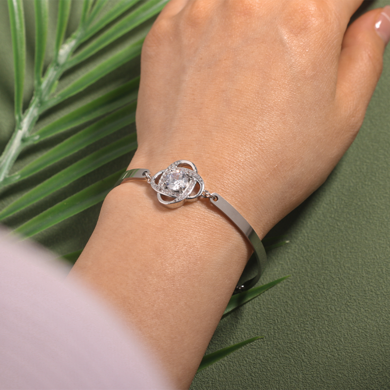 Bracciale rigido con ciondolo a forma di nodo a croce in argento sterling con zirconi cubici-2