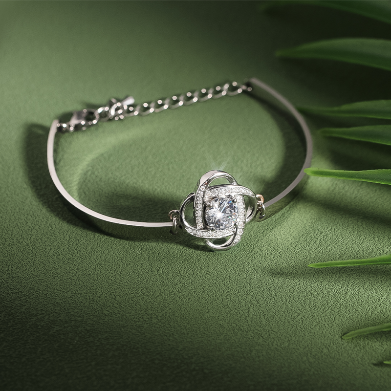 Bracciale rigido con ciondolo a forma di nodo a croce in argento sterling con zirconi cubici-4