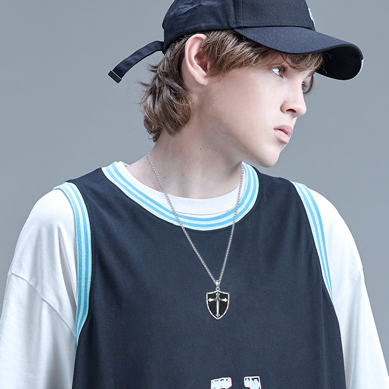 Colar com pingente de prata esterlina com cruz e escudo-4