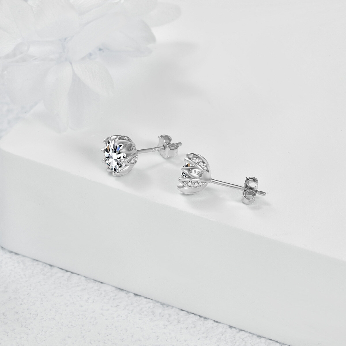 Pendientes de plata de ley 1 CT Moissanite Lotus Stud Earrings-4