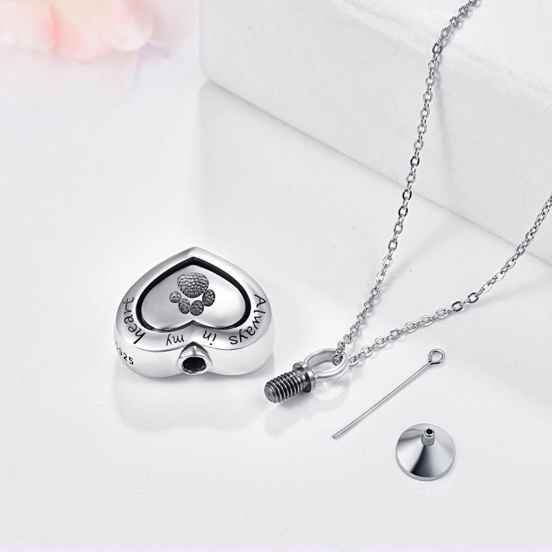 Collana con ciondolo a forma di cuore e impronte in argento sterling con parola incisa-4