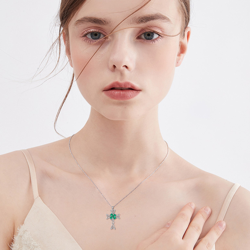 Collar con colgante de cruz de nudo celta y trébol de cuatro hojas en plata de ley-2