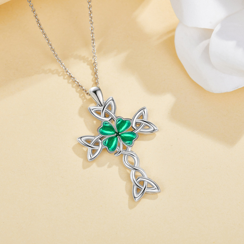 Collar con colgante de cruz de nudo celta y trébol de cuatro hojas en plata de ley-4